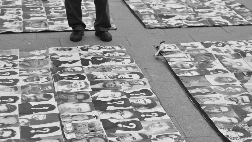 Representación de las víctimas del franquismo en la Puerta del Sol, Madrid 21 de marzo de 2013. Foto de Xanti Fakir bajo licencia CC BY 2.0 vía flickr