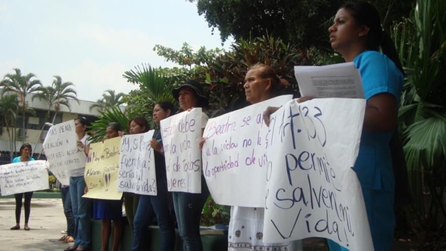 Un grupo de mujeres en El Salvador muestran su apoyo a Beatriz y protestan por su indefensión. © Amnistía Internacional