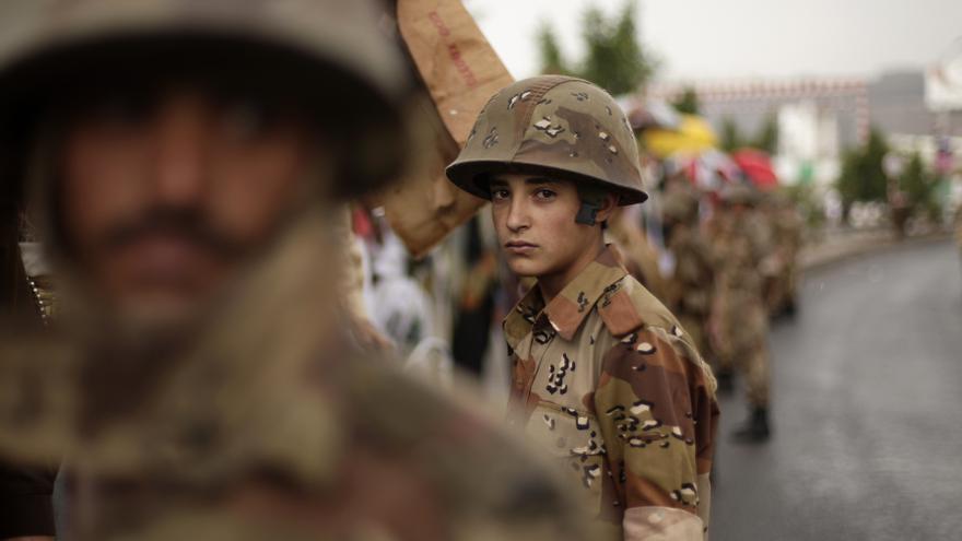 Un joven soldado yemení monta guardia durante la manifestación en Sana, Yemen © AP Photo/Hani Mohammed