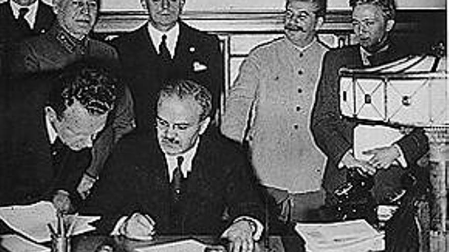 Stalin preside la firma del pacto germano-soviético