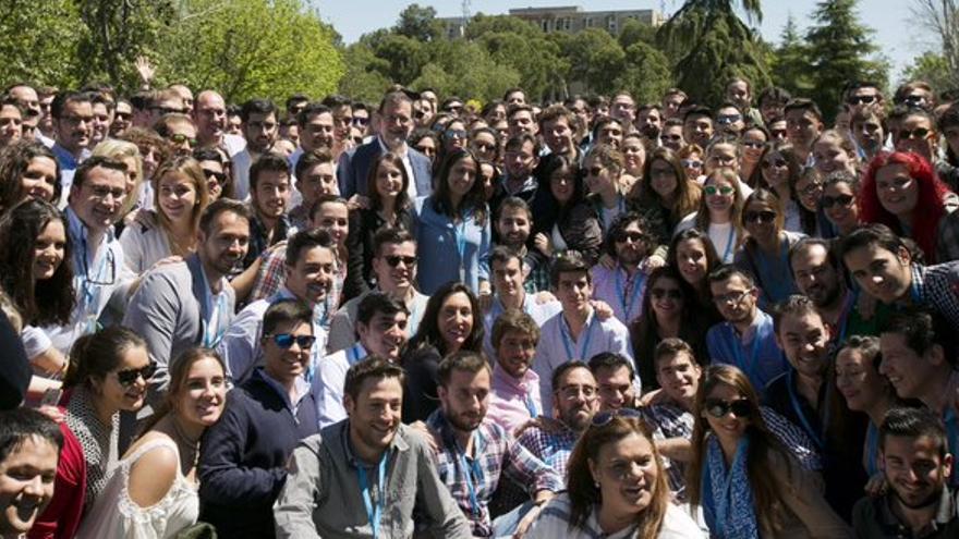 El presidente Rajoy con un grupo de miembros de Nuevas Generaciones