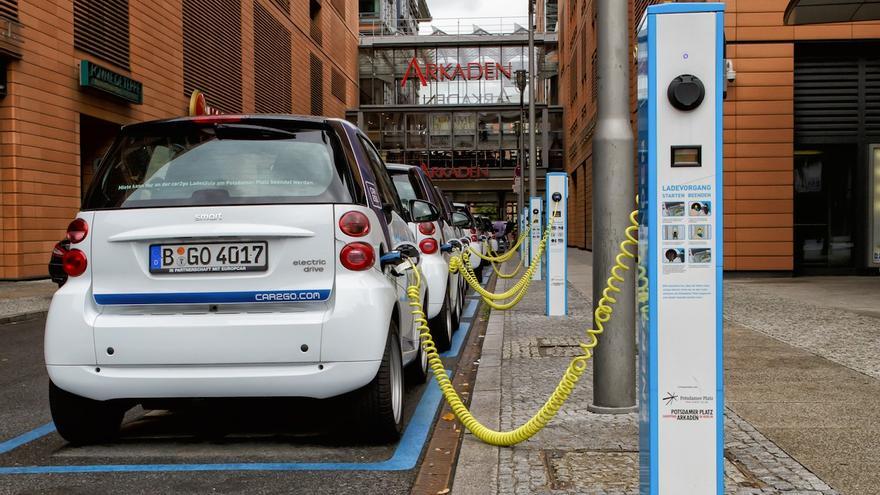 Una imagen cada vez más popular: la legión de Smart eléctricos de Car2Go para alquilar en el centro de las ciudades.