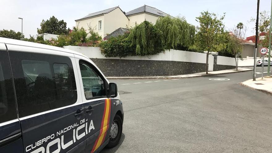 Vigilancia policial ante la casa de José Manuel Soria. (CANARIAS AHORA)