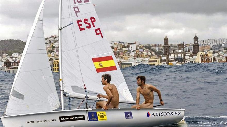 Onán Barreiros y Juan Curbelo, desnudos a bordo de su bote en la bahía de Las Palmas de Gran Canaria. Real Club Náutico de Gran Canaria.