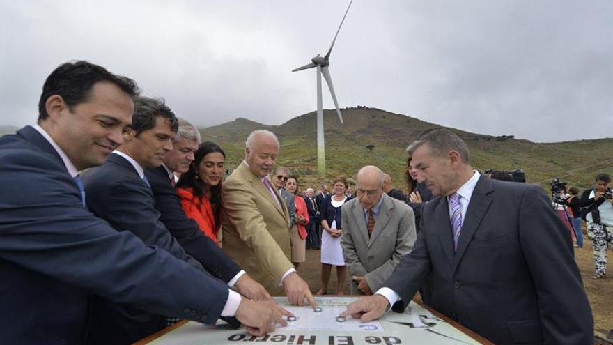 El presidente de Canarias, Paulino Rivero (d), junto a otras autoridades, durante la inauguración de la central hidroeólica de El Hierro, que abastecerá de electricidad progresivamente a la isla más occidental de Canarias. EFE/Gelmert Finol.