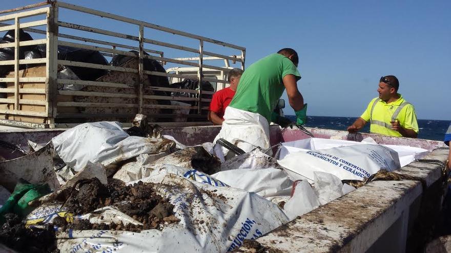 Trabajos de limpieza del vertido de petróleo en la playa de El Cabrón, Agüimes.
