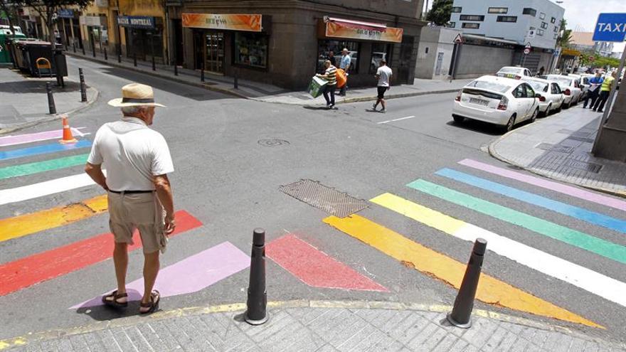Paso de peatones con la bandera del orgullo gay en Las Palmas de Gran Canaria