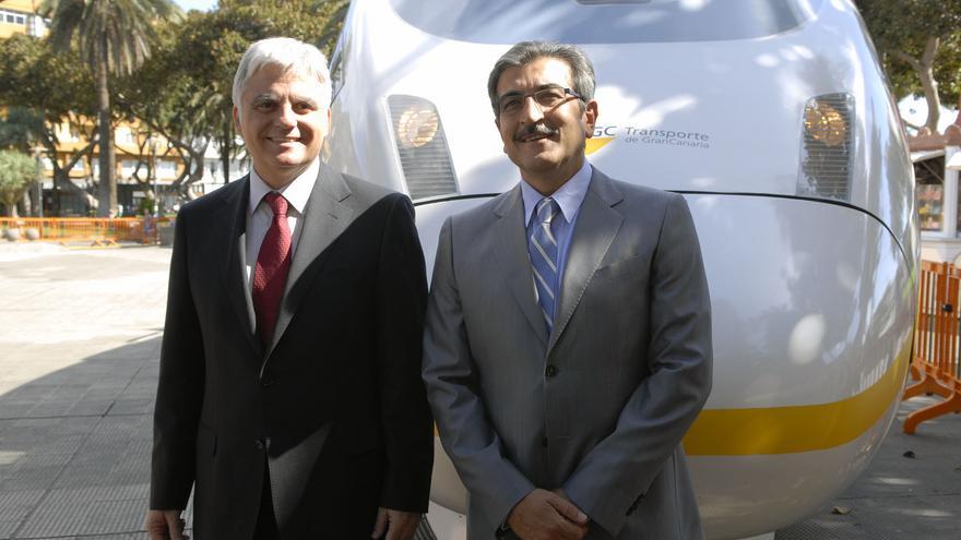 José Miguel Pérez, vicepresidente de Canarias (izquierda), y el diputado del Parlamento canario Román Rodríguez (derecha) junto a la maqueta del tren de Gran Canaria.