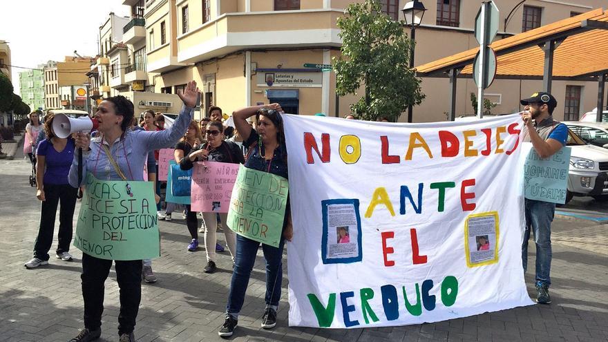 Manifestación en la puerta del Colegio de Santidad y en algunas calles del casco urbano promovida por Susana Guerrero. Foto: Radio Arucas