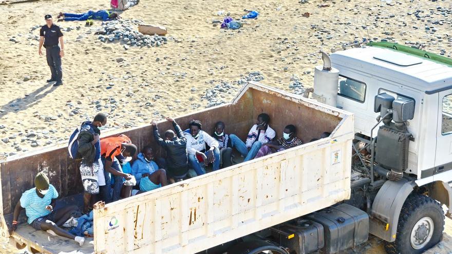 Momento del traslado de los inmigrantes llegados a Maspalomas en un camión de basura del Ayuntamiento. Foto: Giorgio  Felice  RAPETTI.