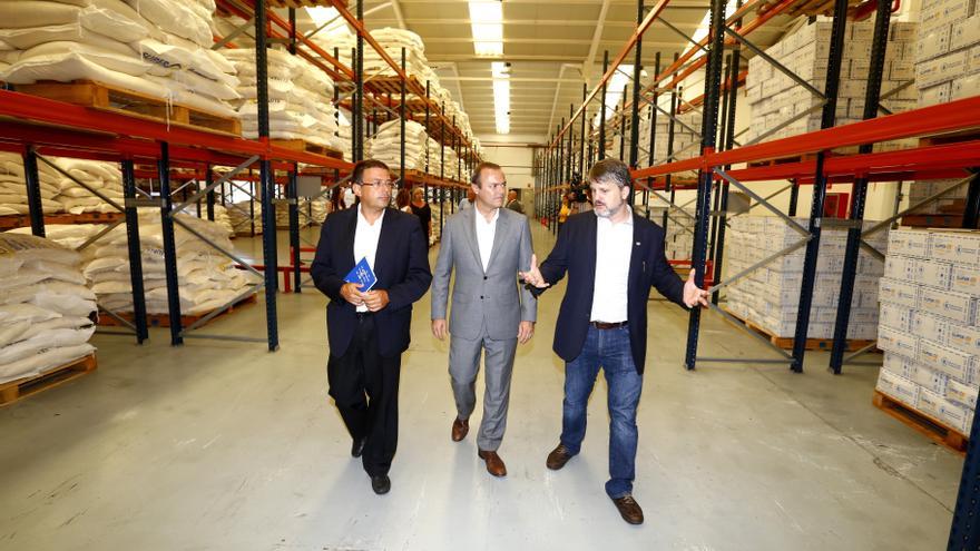 El alcalde de Las Palmas de Gran Canaria, Augusto Hidalgo,  junto al presidente de la Autoridad portuaria de Las Palmas, Luis Ibarra, y el director del centro logístico del Programa Mundial de Alimentos (PMA), Pablo Yuste.