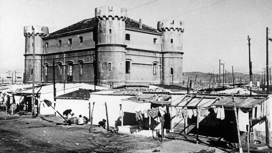 Las barracas, al pie del Castillo de las Cuatro Torres en los años sesenta. / Foto: Arxiu Històric de Poblenou