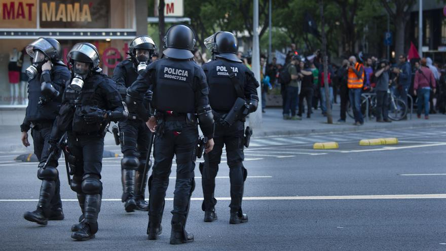 La manifestación alternativa del Primero de Mayo en Barcelona, rodeada por un amplio dispositivo de Mossos d'Esquadra, terminó con altercados y algunos detenidos. /ENRIC CATALÀ