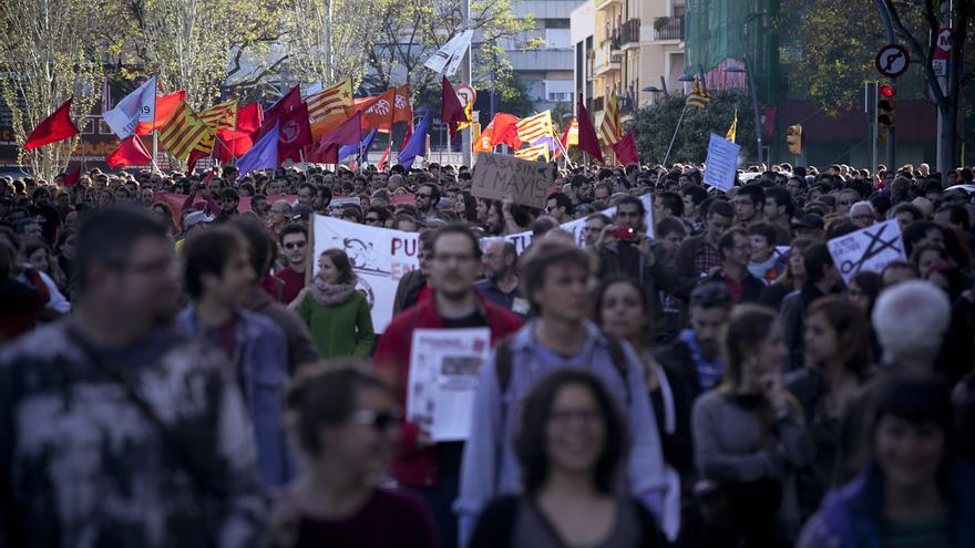 La manifestación alternativa del Primero de Mayo en Barcelona, rodeada por un amplio dispositivo de Mossos d'Esquadra, terminó con altercados y algunos detenidos. /ENRIC CATALÀ