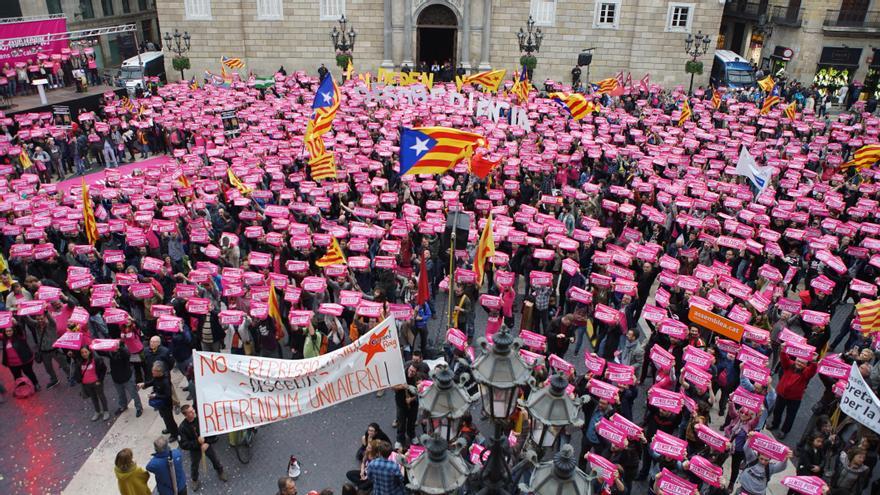 La plaza Sant Jaume de Barcelona se ha teñido de rosa en el acto de la CUP por la desobediencia