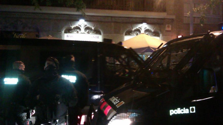 La policia, impidiendo el paso y el contacto visual con el bar La Mandanta. / (Foto: Jordi Mumbrú)