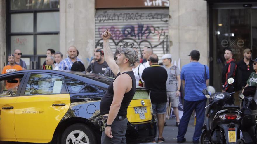 Vecinos de Barcelona y grupos antifascistas expulsan a unos neonazis de una manifestación islamófoba