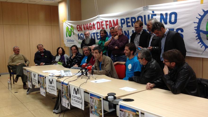 Los cuatros trabajadores de Telefónica en huelga de hambre, en su día 23, apoyados por sindicatos, movimientos sociales y partidos de izquierda. 