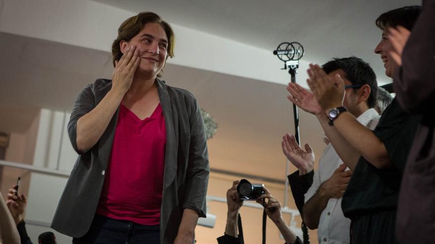 Ada Colau se seca las lágrimas antes de comparecer para celebrar la victoria / ENRIC CATALÀ