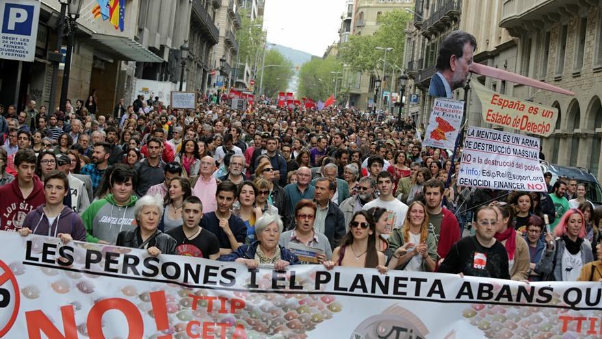 La manifestació contra el TTIP a la Via Laietana / ENRIC CATALÀ