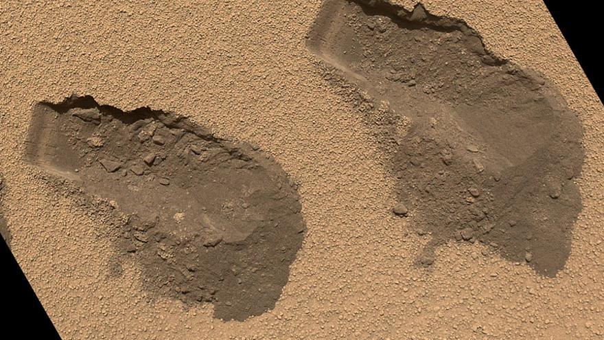 Huellas de las muestras de arena en las que el Curiosty encontró vapor de agua. Foto: NASA