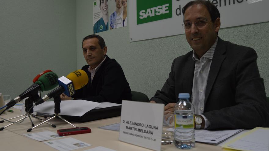 Alejandro Laguna (der), secretario general de SATSE Castilla-La Mancha, y Juan Carlos Muñoz Camargo (izq) / Foto: Javier Robla