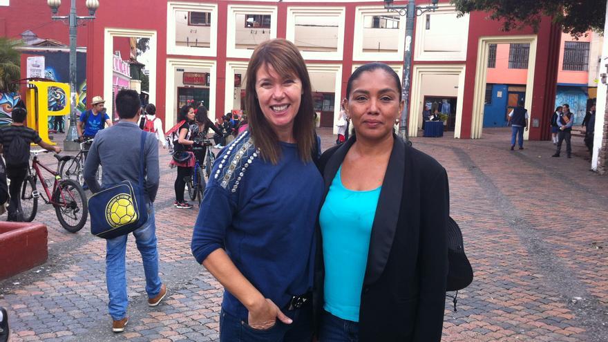 mabel Lozano con Ana, una de las protagonistas del documental 'Chicas Nuevas 24 Horas'