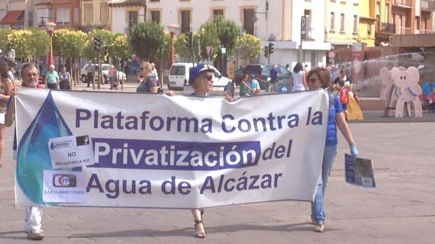 Pancarta Plataforma contra privatizacion Aguas Alcazar / Foto: Javier Robla
