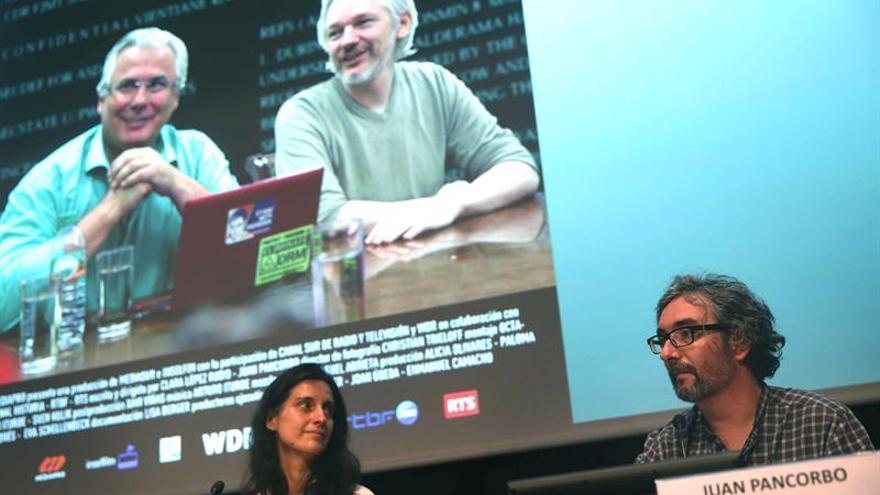 Garzón y Assange cuentan a la cámara su lucha por la libertad de expresión