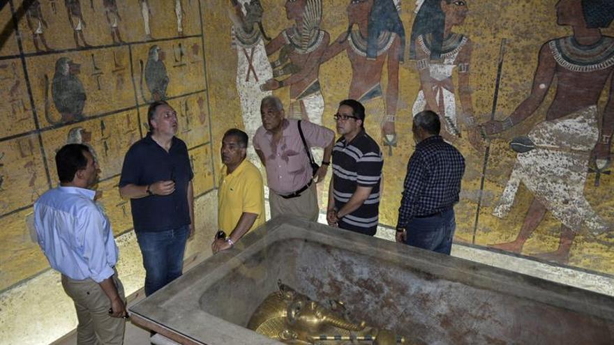 Los arqueólogos sacan las garras por los muros de la tumba de Tutankamón
