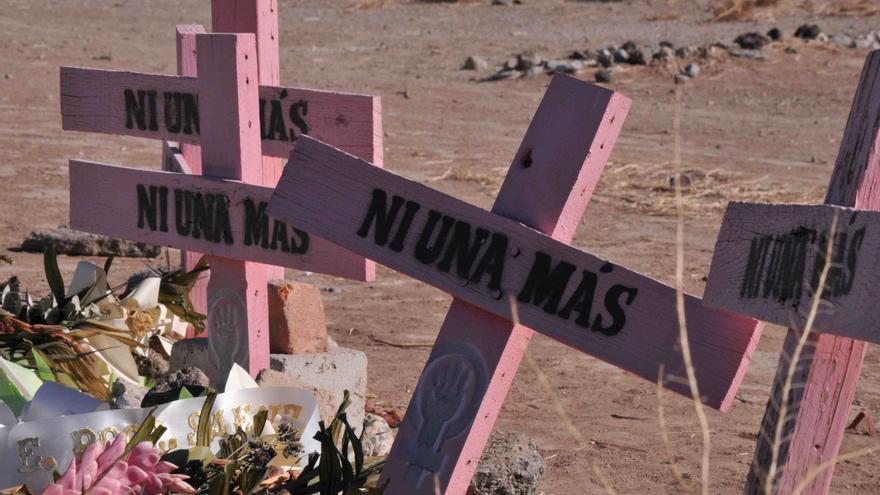 Cruces por las mujeres asesinadas en Campo Algodonero en México