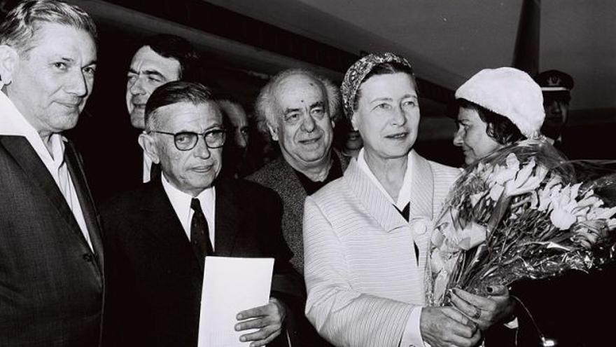 Sartre y Simone Beauvoir, en el centro, visitando Israel
