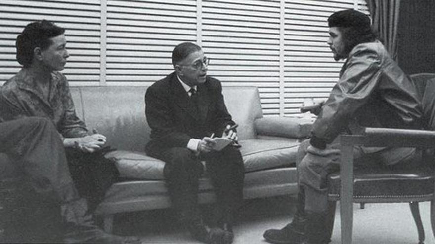 Sartre y su compañera Simone de Beauvoir junto a Che Guevara en una visita a Cuba