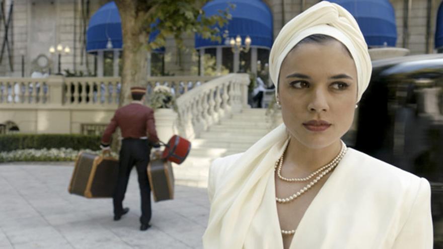 Adriana Ugarte como Sira en la serie El tiempo entre costuras