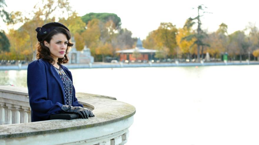 Adriana Ugarte como Sira en la serie El tiempo entre costuras