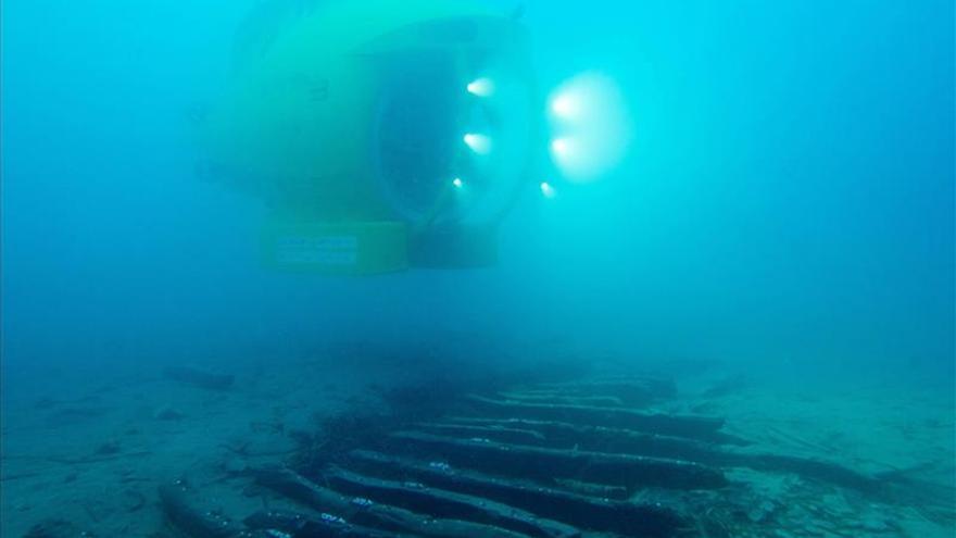 El submarino Ictineu 3 se sumerge entre los restos marinos de una barca del siglo I a.C.