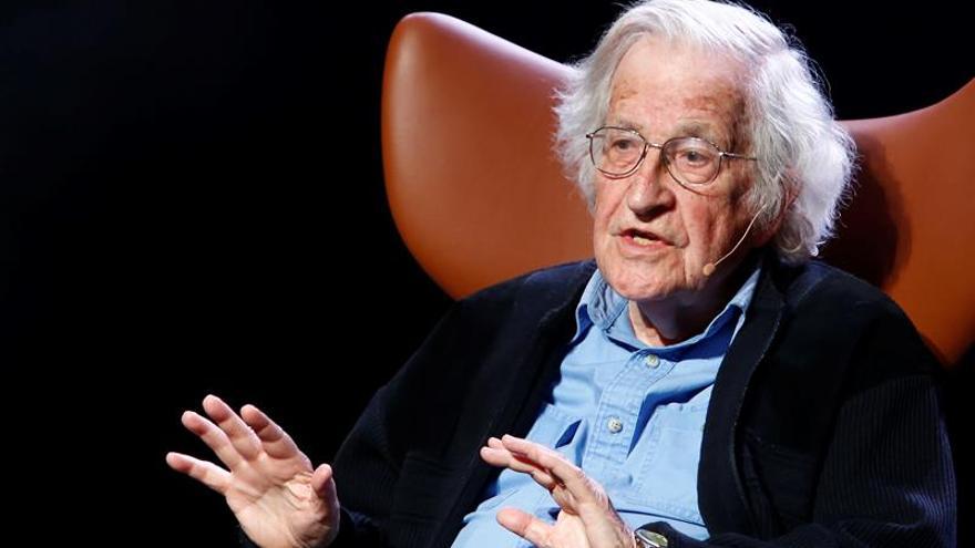 Chomsky asegura que en la actualidad hay amenazas mayores que en Guerra Fría