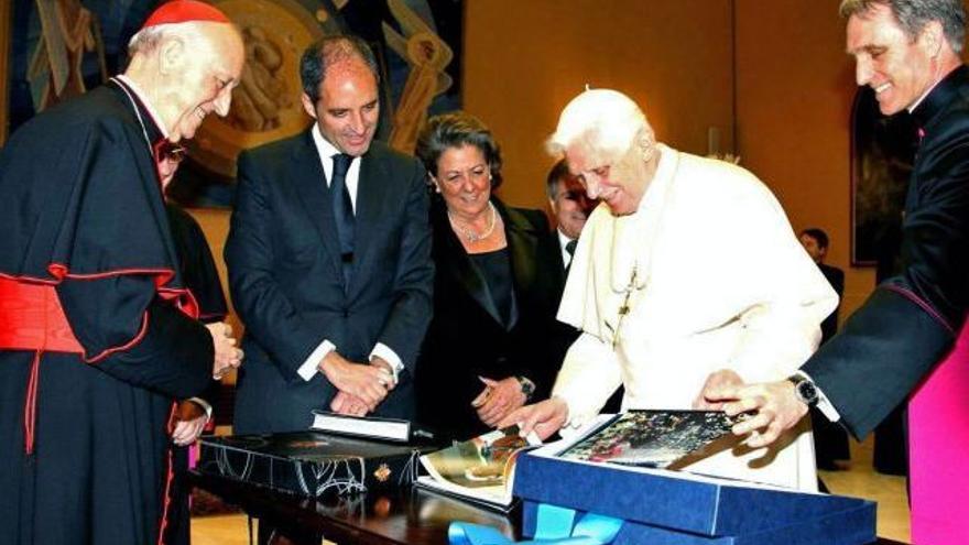 El Papa Benedicto XVI con Francisco Camps y Rita Barberá.  
