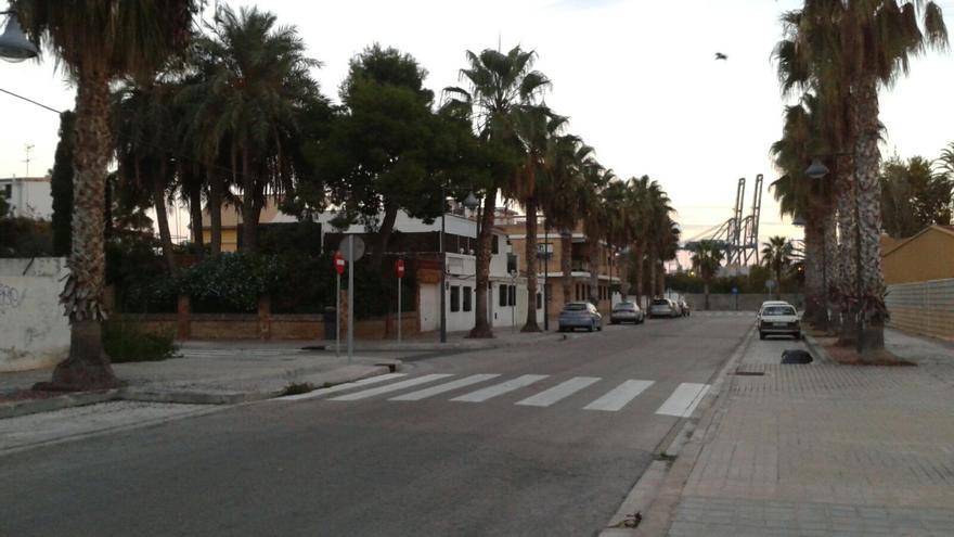 Calle de Francisco de Paula de Nazaret con la grúas del puerto al fondo