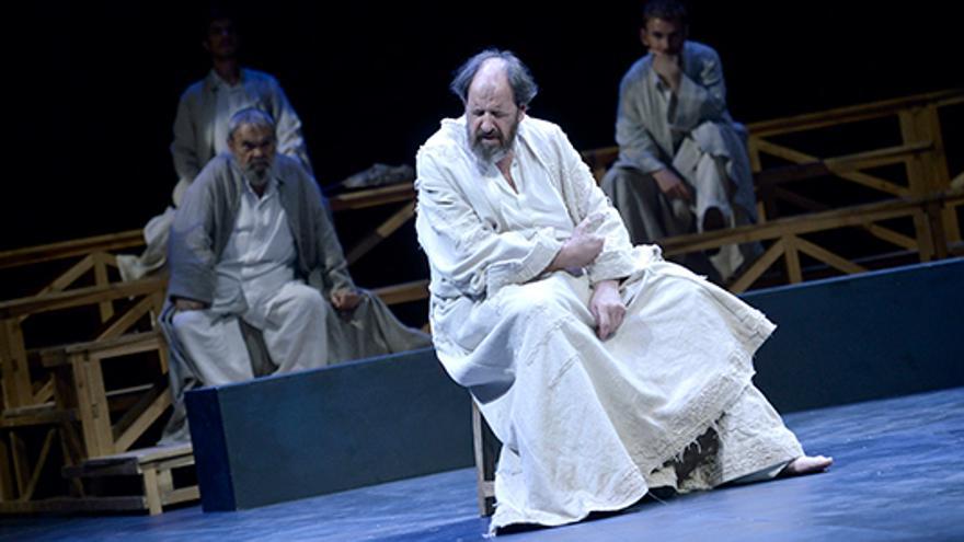 El actor Josep Maria Pou interpretando al filósofo Sócrates 