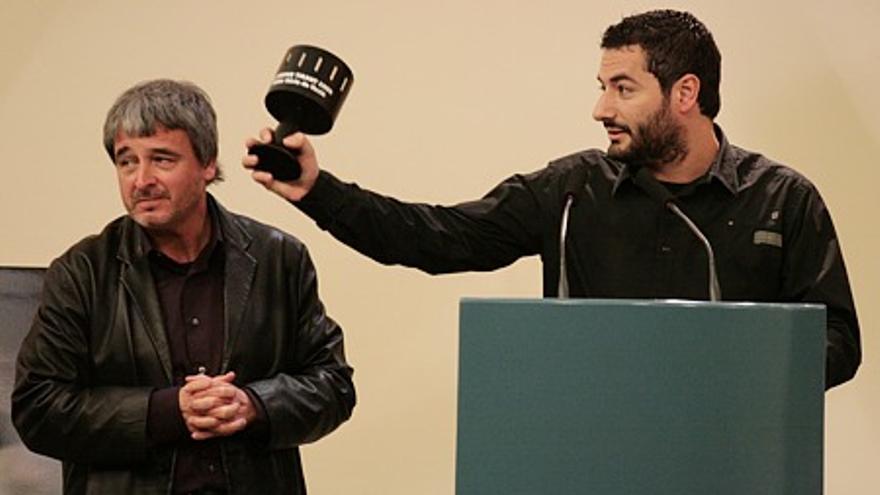 César Martí recoge un premio por la serie Socarrats en presencia de Toni Benavent, de Albena Teatre. 