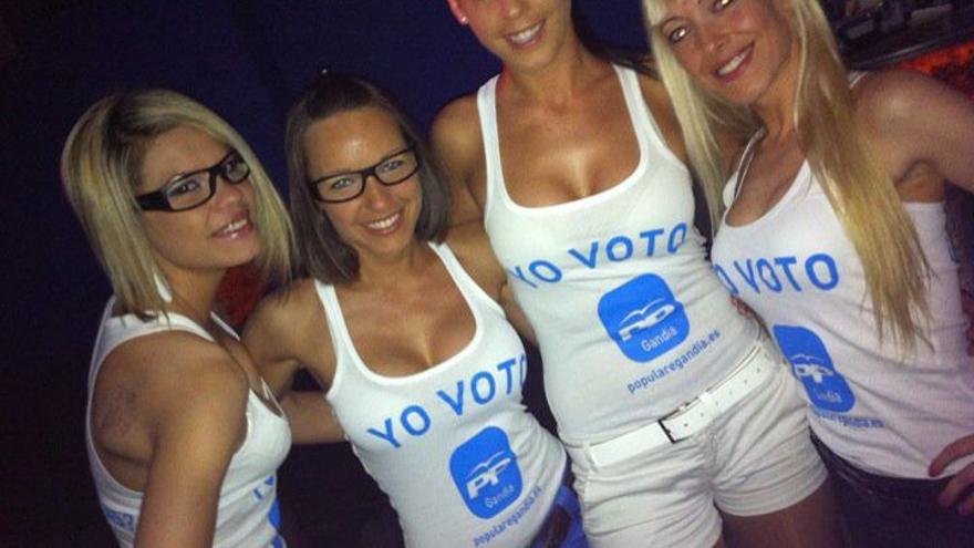 Mujeres con camisetas que piden el voto para el PP de Gandia. 