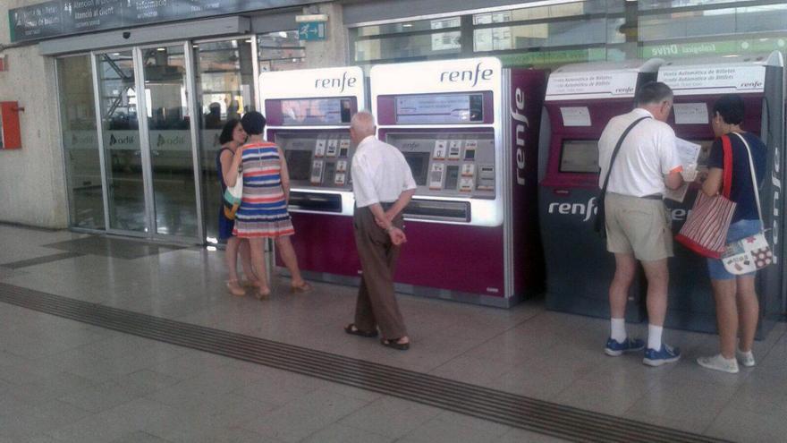 Los usuarios afectados por los retrasos ya pueden canjear sus billetes en cajeros y ventanillas de Renfe