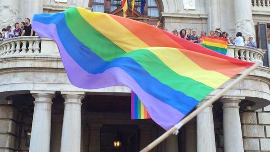 La bandera arco iris ondeando en el balcn del Ayuntamiento de Valencia / @PodemCiVal 