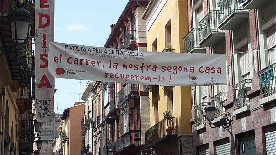 Una pancarta en Ciutat Vella (Valencia) de una carrera popular