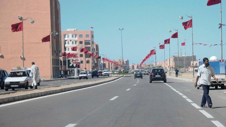 Las calles de El Aaiún engalonadas con la bandera marroquí para celebrar el aniversario de la Marcha Verde. / Foto cedida por Nazha El Khalidi, de Equipe Media. 