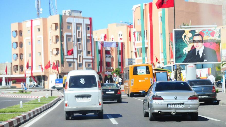 El Aaiún, con las calles repletas de banderas marroquís y carteles de Mohamed VI. / Foto cedida por Nazha El Khalidi, de Equipe Media. 