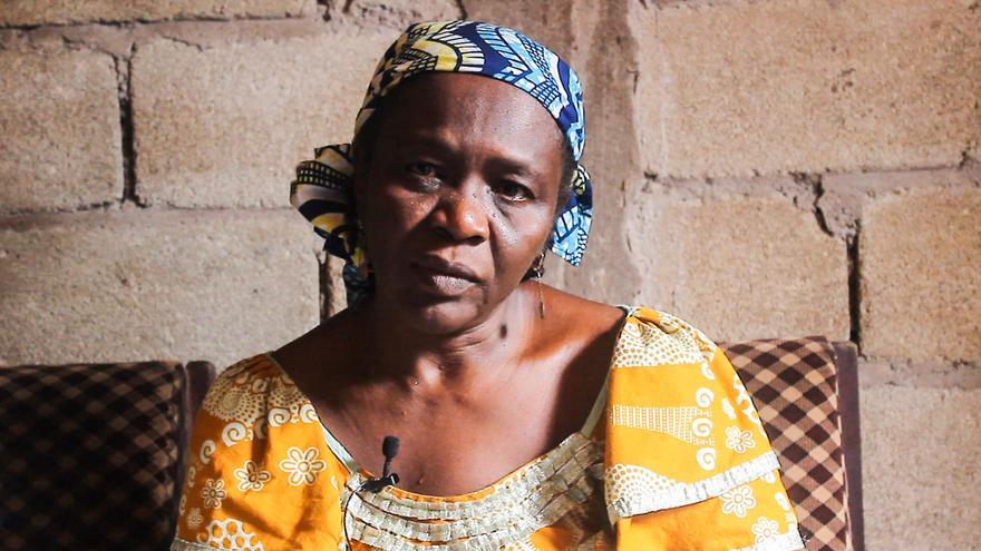 La madre de Aboubakar Oumarou Maiga, en un momento del documental de Caminando Fronteras con las familias de las víctimas en Camerún. | Imagen cedida por Caminando Fronteras. 