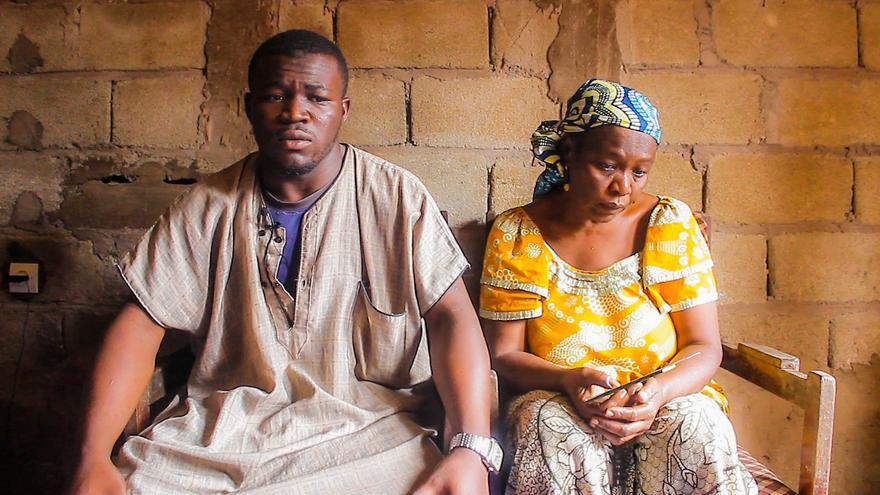 El hermano y la madre de Aboubakar Oumarou Maiga, una de las víctimas del Tarajal. | Imagen cedida por Caminando Fronteras. 