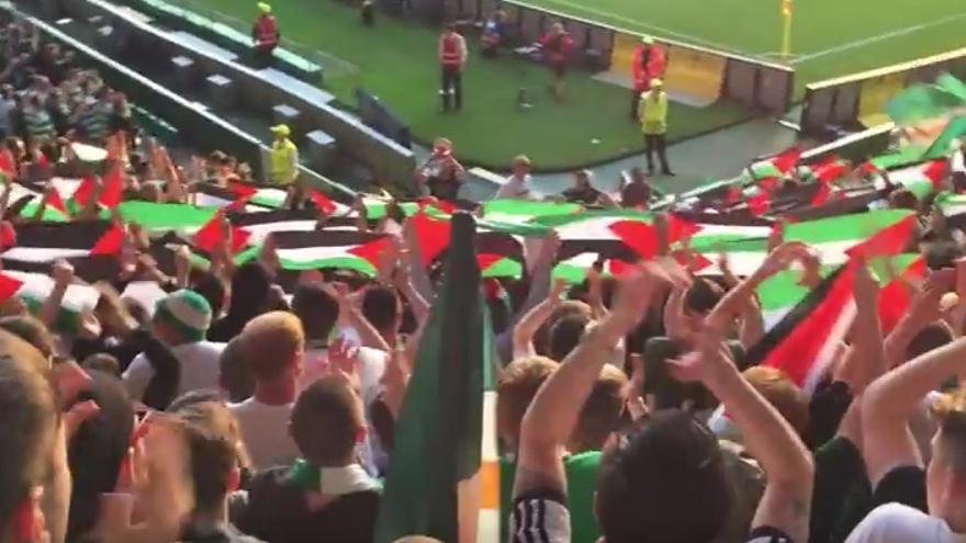 Aficionados del Celtic muestran las banderas de Palestina en el partido contra el Hapoel Be'er Sheva.